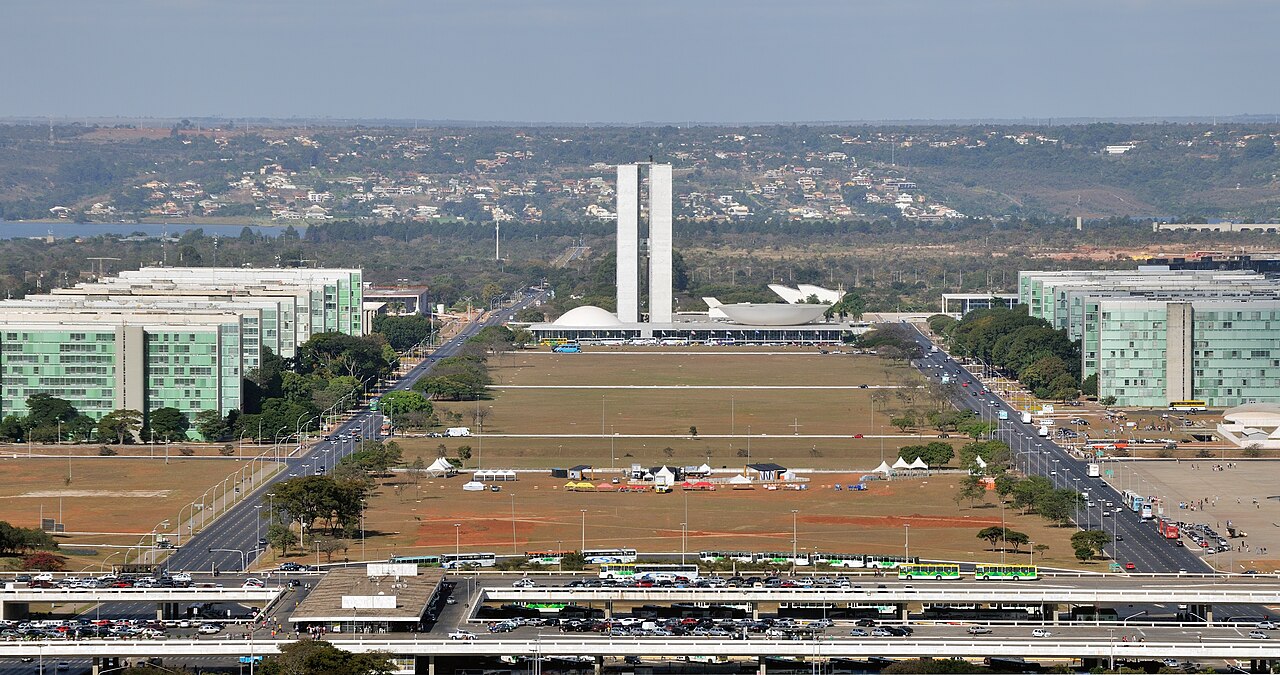 Vista aérea do Eixo Monumental de Brasília, com o Congresso Nacional ao centro e os ministérios dos lados.