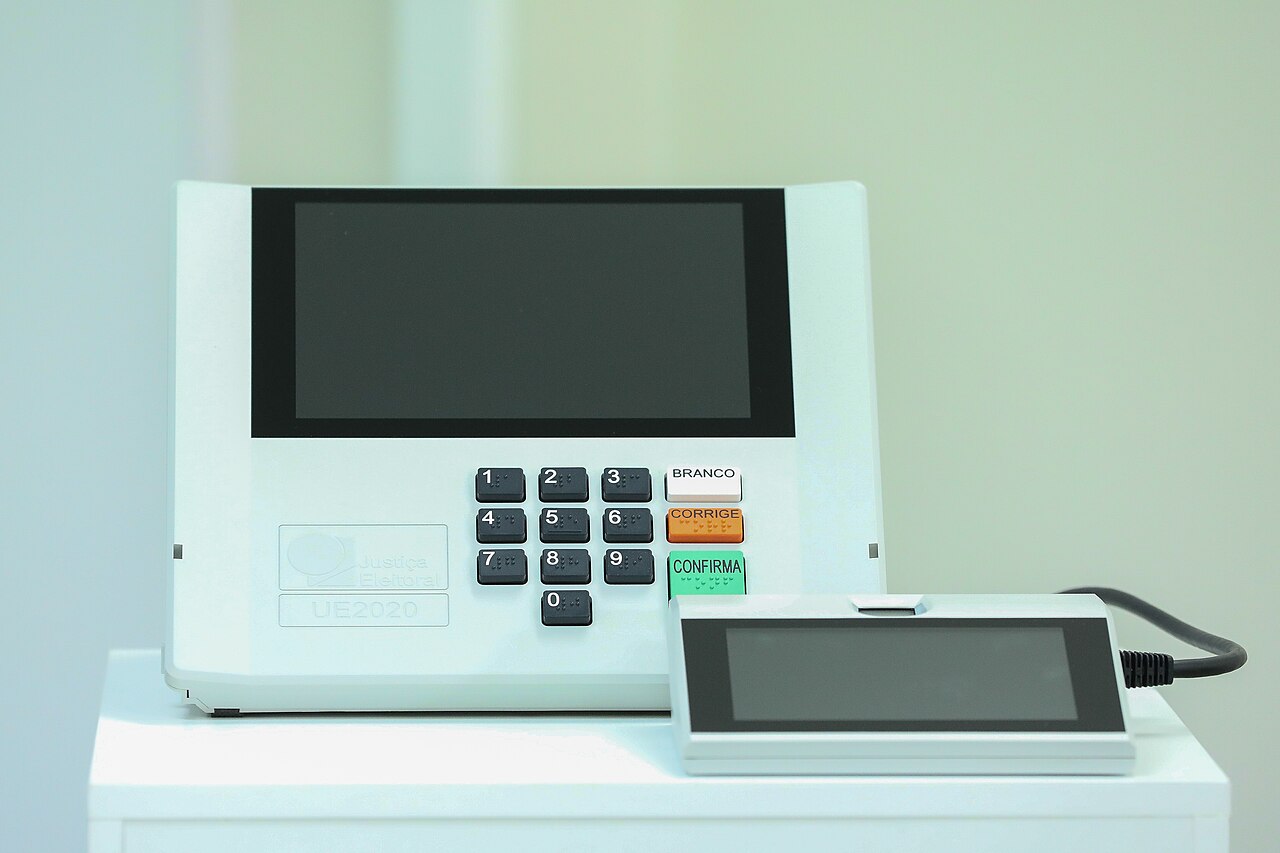 Urna eletrônica modelo UE2020 com o teclado numérico e o terminal do mesário ao lado.